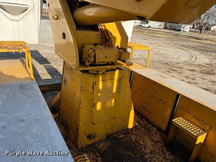 image for item JU9681 1990 Ford F700  bucket truck