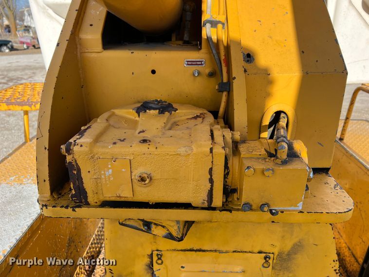 image for item JU9681 1990 Ford F700  bucket truck