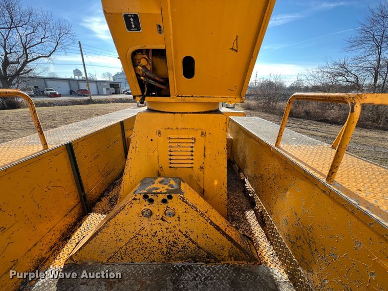 image for item JU9681 1990 Ford F700  bucket truck