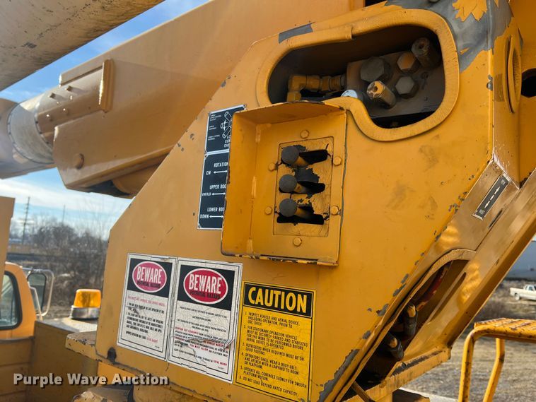 image for item JU9681 1990 Ford F700  bucket truck