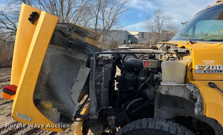 image for item JU9681 1990 Ford F700  bucket truck