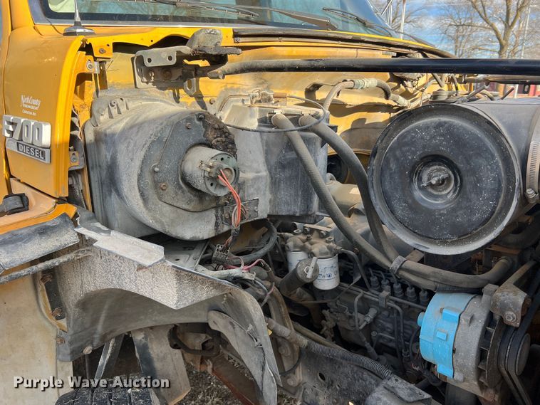 image for item JU9681 1990 Ford F700  bucket truck