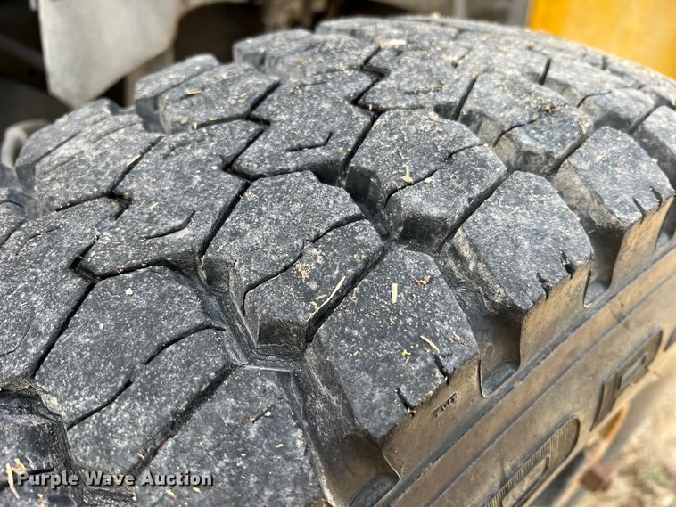 image for item JU9681 1990 Ford F700  bucket truck