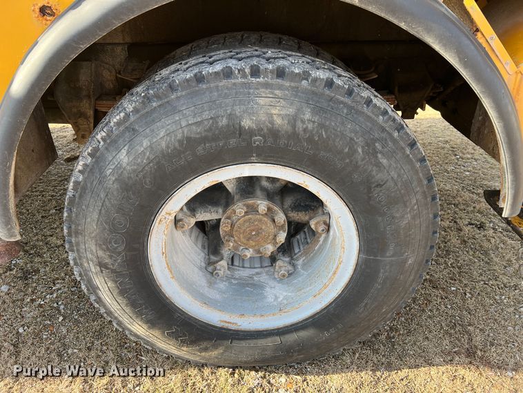 image for item JU9681 1990 Ford F700  bucket truck