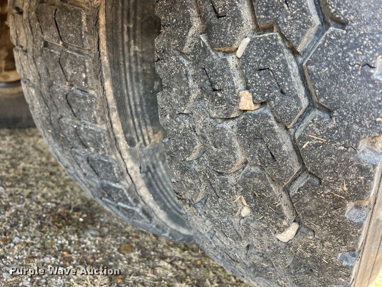 image for item JU9681 1990 Ford F700  bucket truck