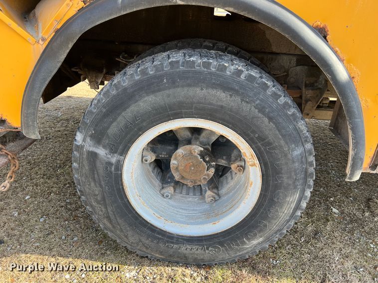 image for item JU9681 1990 Ford F700  bucket truck