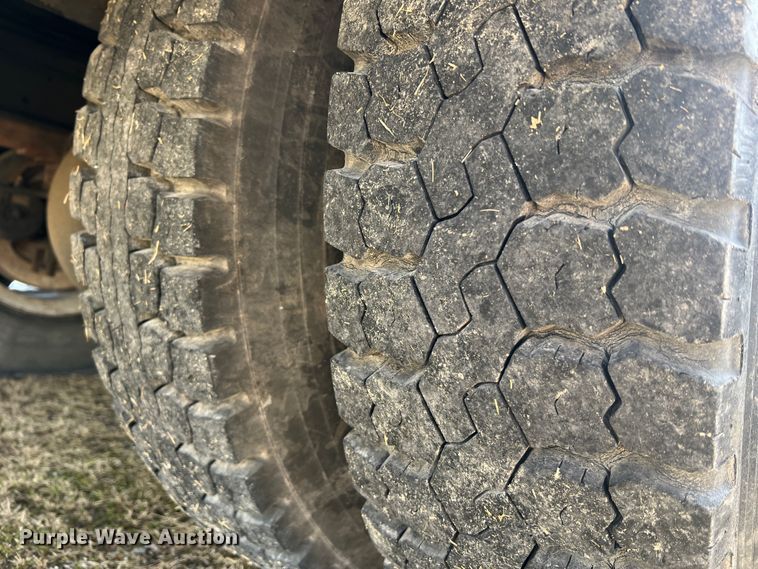 image for item JU9681 1990 Ford F700  bucket truck