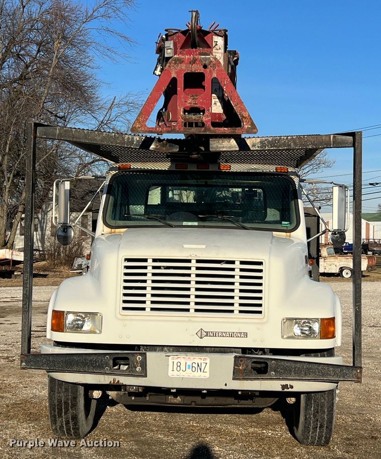 image for item JU9682 1999 International 4900  bucket truck