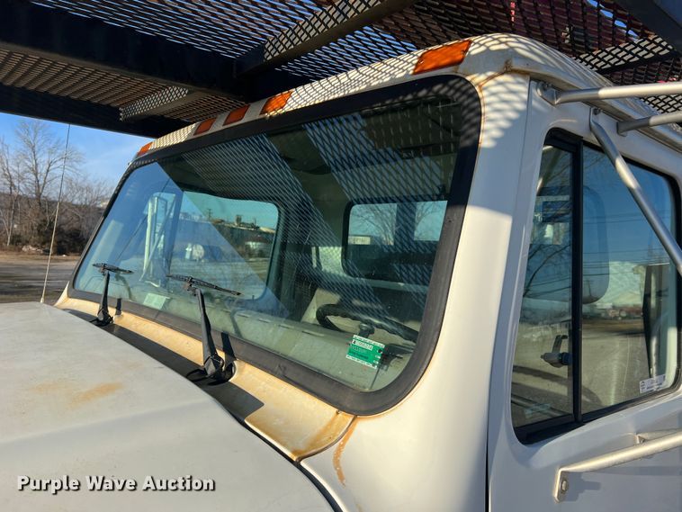 image for item JU9682 1999 International 4900  bucket truck