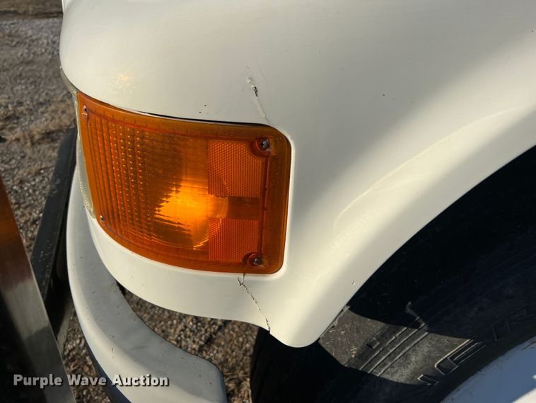 image for item JU9682 1999 International 4900  bucket truck