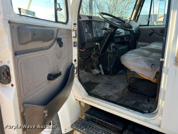 image for item JU9682 1999 International 4900  bucket truck