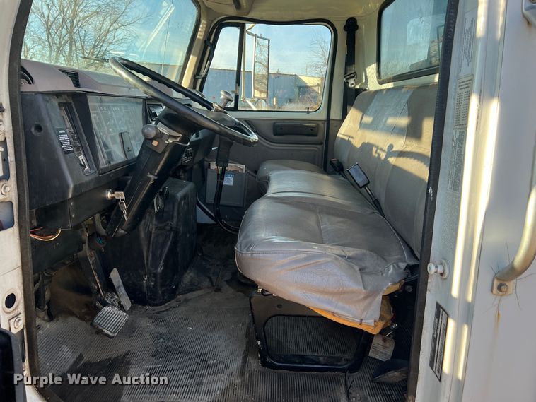 image for item JU9682 1999 International 4900  bucket truck