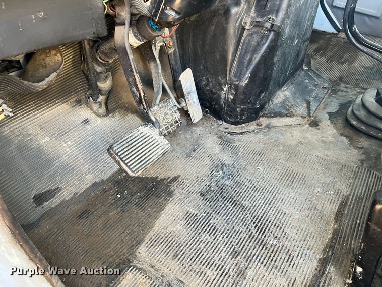 image for item JU9682 1999 International 4900  bucket truck