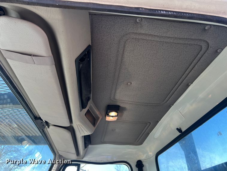 image for item JU9682 1999 International 4900  bucket truck