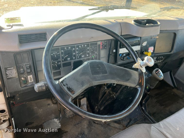 image for item JU9682 1999 International 4900  bucket truck