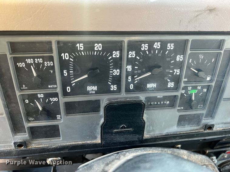 image for item JU9682 1999 International 4900  bucket truck