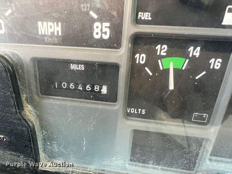 image for item JU9682 1999 International 4900  bucket truck