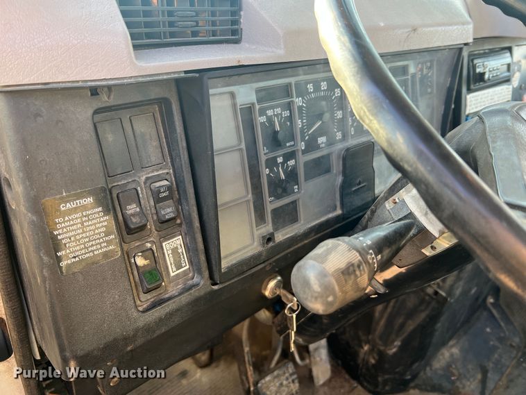 image for item JU9682 1999 International 4900  bucket truck