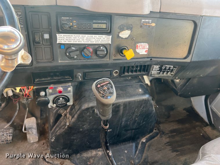 image for item JU9682 1999 International 4900  bucket truck