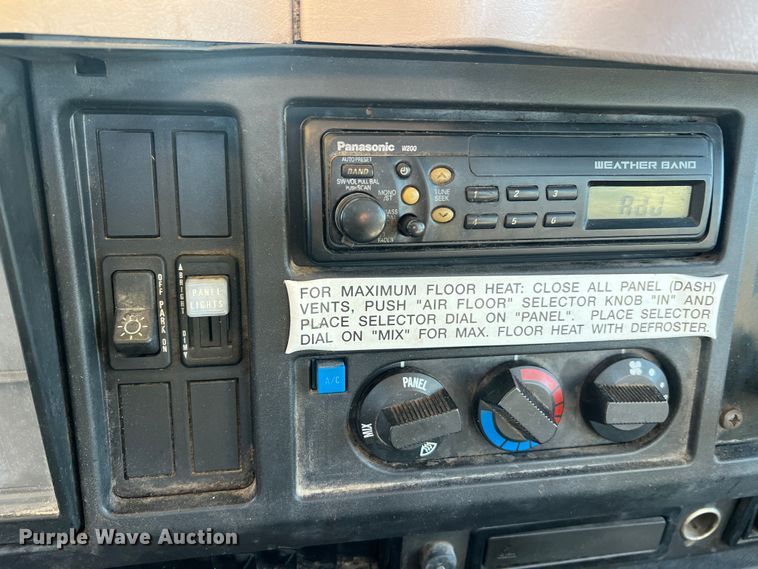 image for item JU9682 1999 International 4900  bucket truck