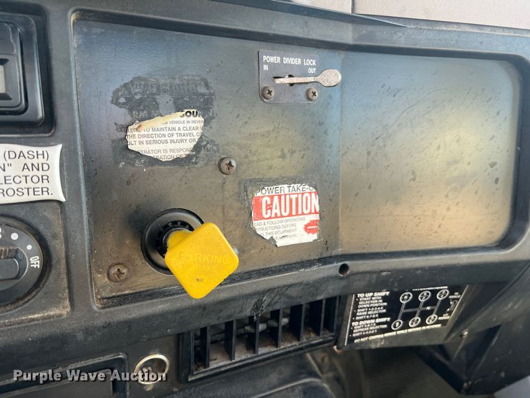 image for item JU9682 1999 International 4900  bucket truck