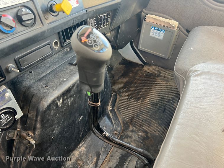 image for item JU9682 1999 International 4900  bucket truck