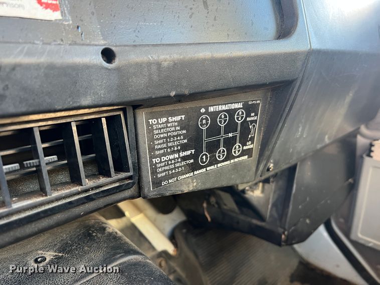 image for item JU9682 1999 International 4900  bucket truck