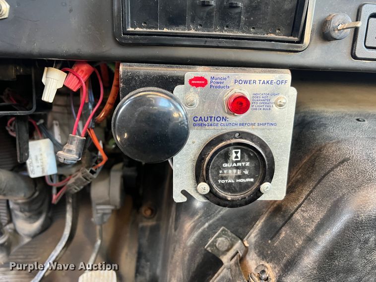 image for item JU9682 1999 International 4900  bucket truck