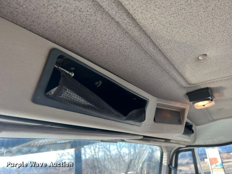 image for item JU9682 1999 International 4900  bucket truck