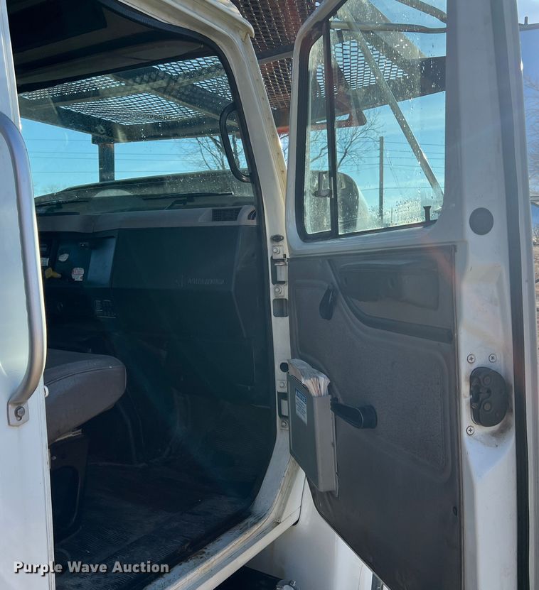 image for item JU9682 1999 International 4900  bucket truck