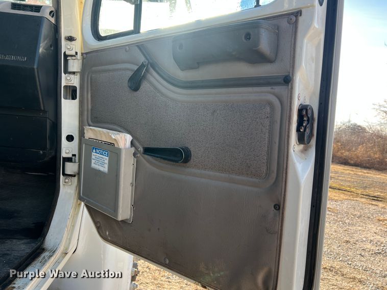 image for item JU9682 1999 International 4900  bucket truck