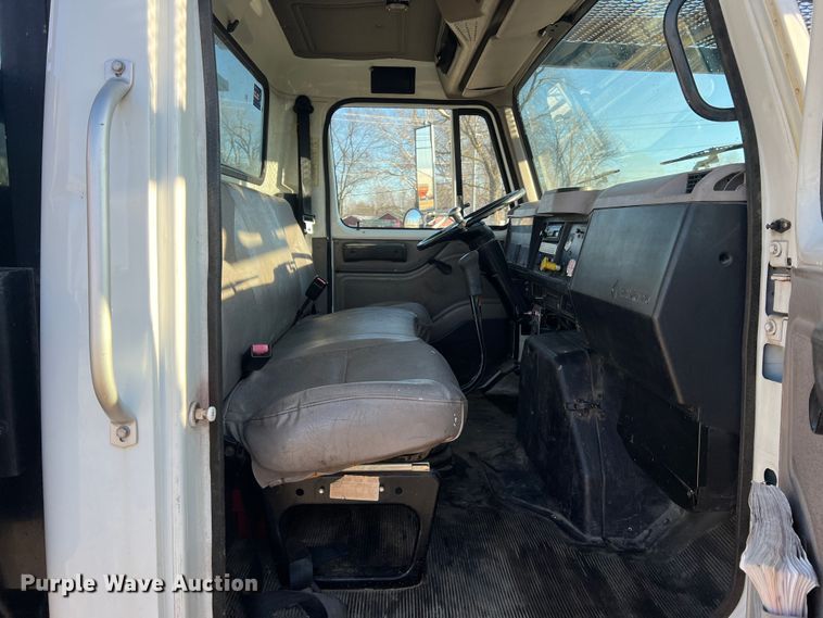 image for item JU9682 1999 International 4900  bucket truck