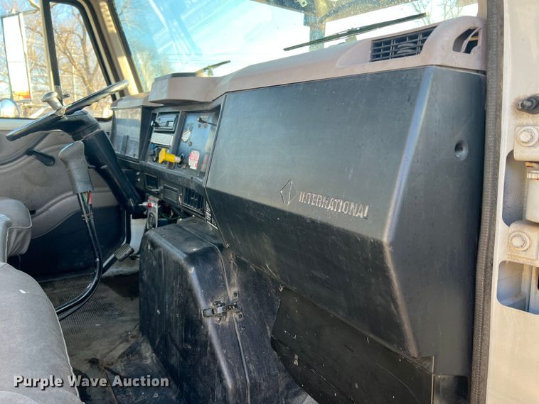 image for item JU9682 1999 International 4900  bucket truck