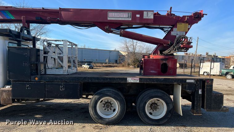 image for item JU9682 1999 International 4900  bucket truck