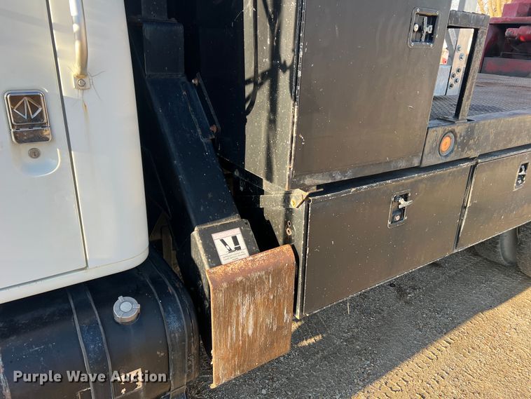 image for item JU9682 1999 International 4900  bucket truck