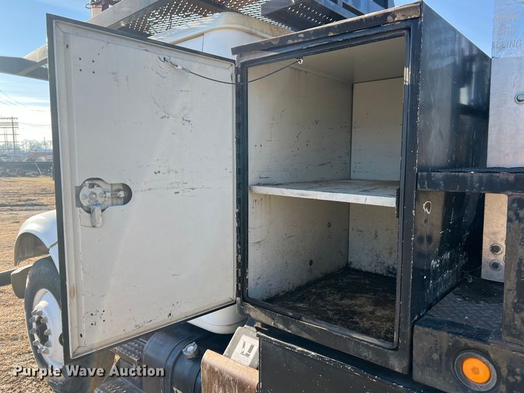 image for item JU9682 1999 International 4900  bucket truck