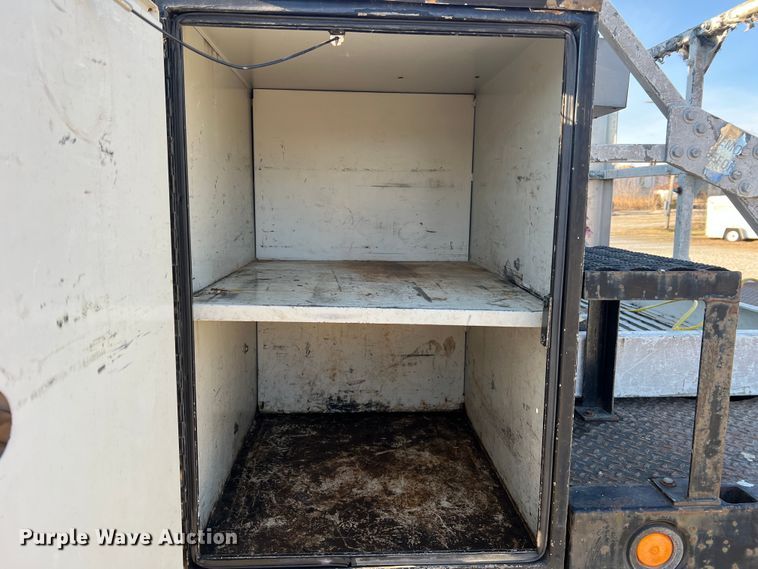 image for item JU9682 1999 International 4900  bucket truck