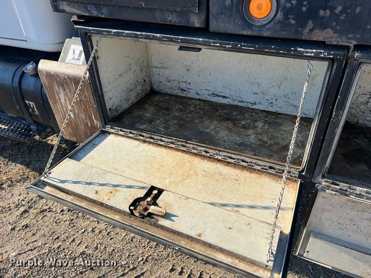 image for item JU9682 1999 International 4900  bucket truck