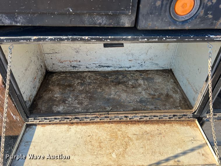 image for item JU9682 1999 International 4900  bucket truck