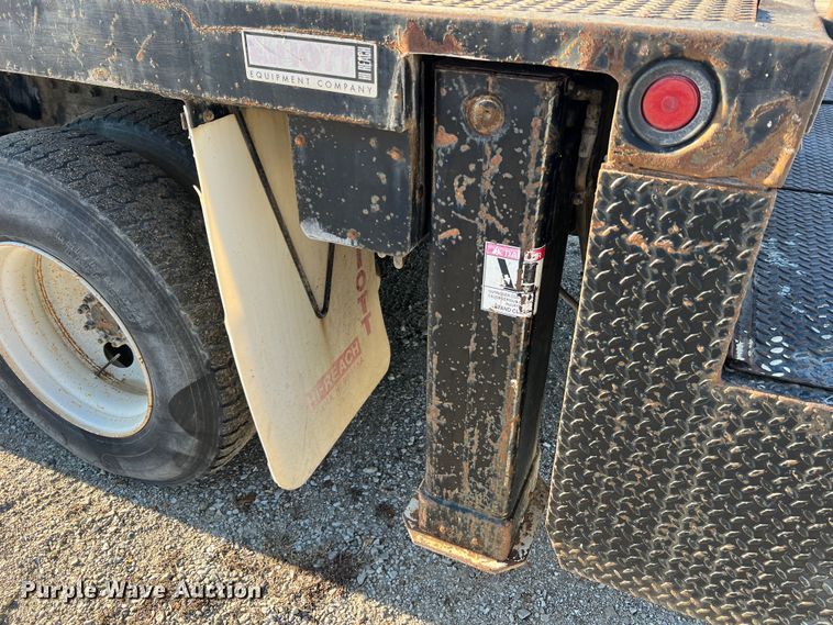 image for item JU9682 1999 International 4900  bucket truck