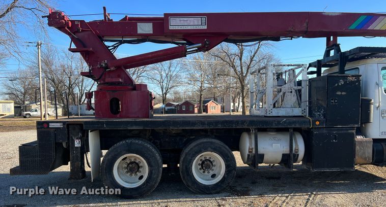 image for item JU9682 1999 International 4900  bucket truck