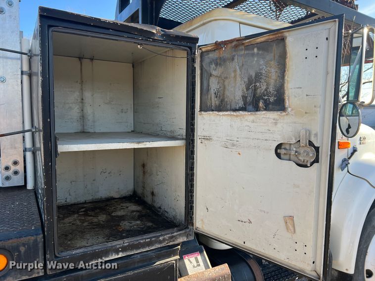 image for item JU9682 1999 International 4900  bucket truck