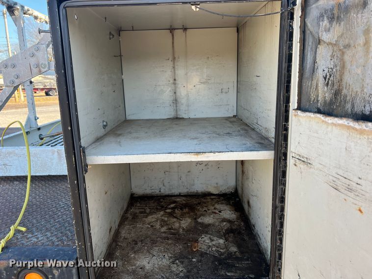 image for item JU9682 1999 International 4900  bucket truck