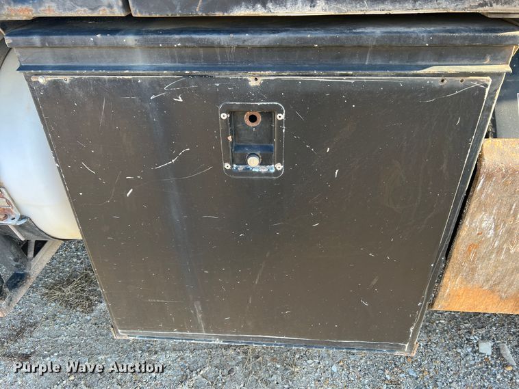 image for item JU9682 1999 International 4900  bucket truck