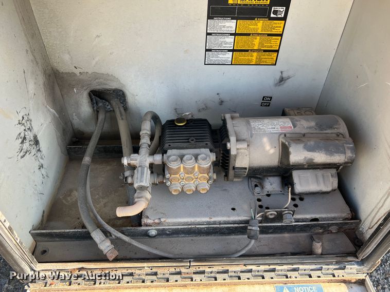 image for item JU9682 1999 International 4900  bucket truck