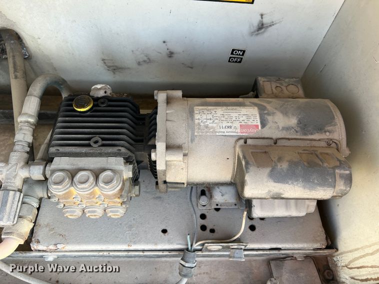 image for item JU9682 1999 International 4900  bucket truck