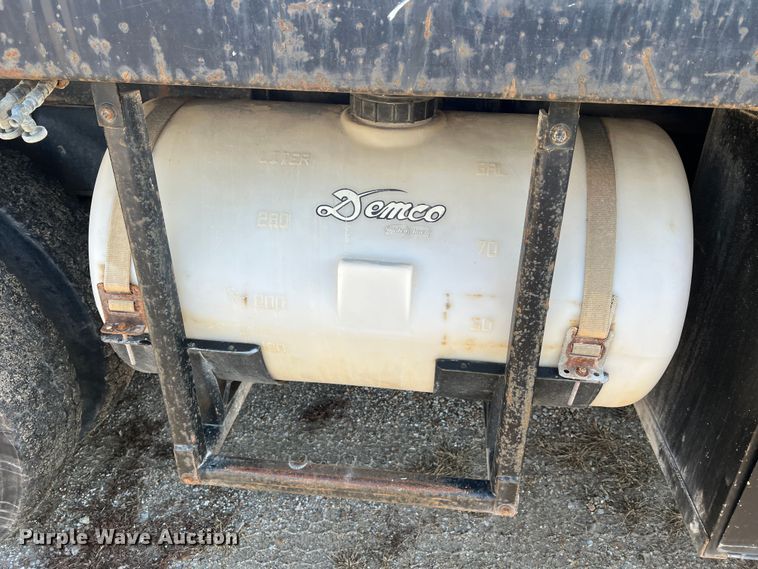 image for item JU9682 1999 International 4900  bucket truck