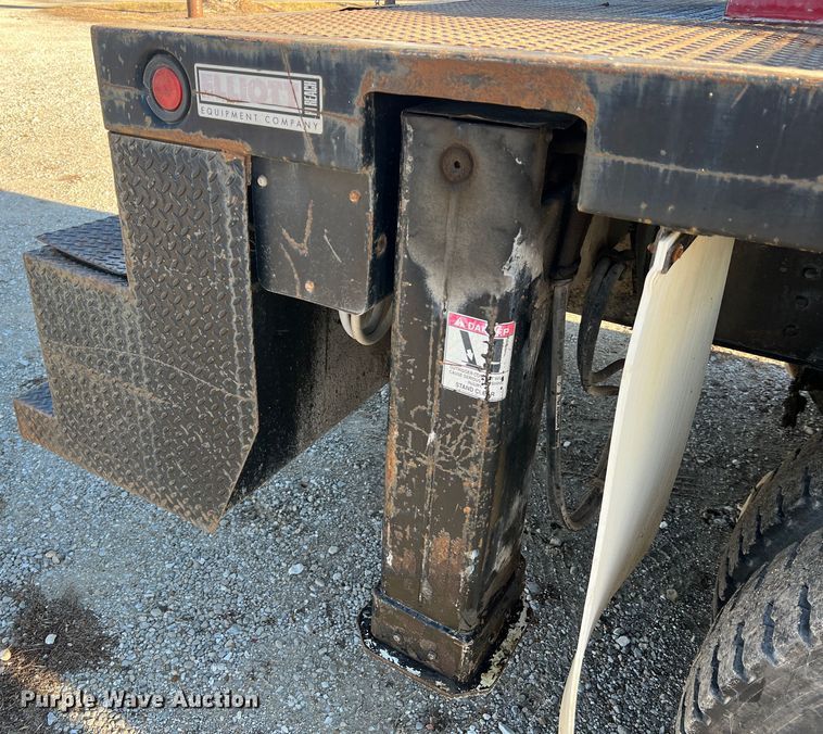 image for item JU9682 1999 International 4900  bucket truck