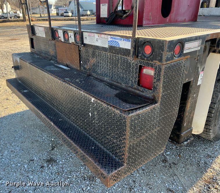 image for item JU9682 1999 International 4900  bucket truck