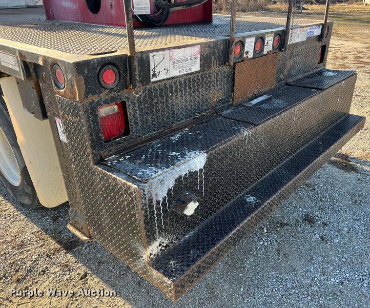 image for item JU9682 1999 International 4900  bucket truck